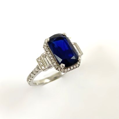 RING holding a cushion sapphire of 3.23 carats...
