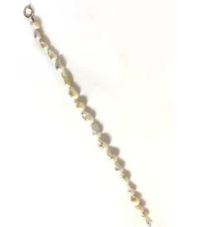 null NECKLACE composed of 18 white baroque pearls (not tested). Clasp ring in silver...
