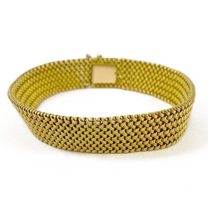 null BRACELET decorated with a textured chevron mesh. 18K yellow gold setting. Security...