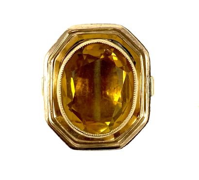 null RING holding a citrine in a closed setting. Set in 14K yellow gold. TDD : 51....