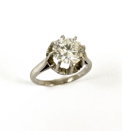 SOLITARY RING holding a brilliant-cut diamond...