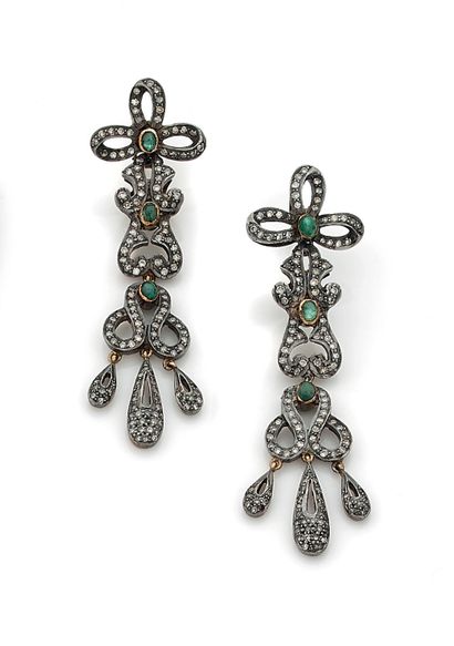 null PAIR OF EARRINGS decorated with a design of interlacing diamonds 8/8 and three...
