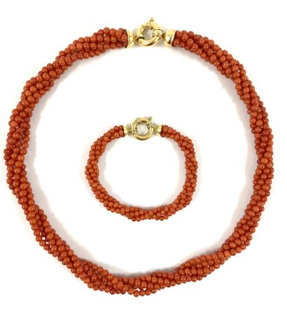 null NECKLACE & BRACELET made of lines of coral beads. Circular clasps in 18K yellow...