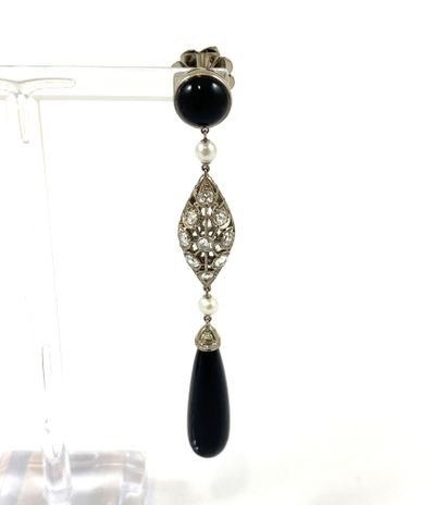 null PAIR OF EARRINGS composed of a cabochon onyx holding a geometrical pattern paved...