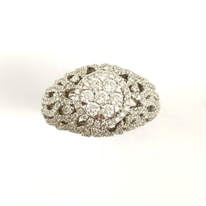 null RING holding a flower in its center paved with brilliant-cut diamonds in a tiger...