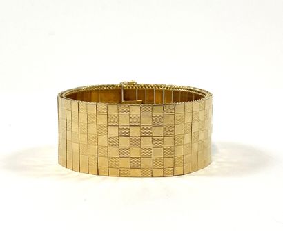null BRACELET decorated with a partially textured checkerboard. Mounting in 18K yellow...