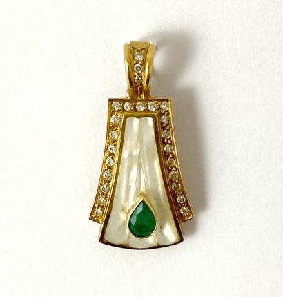 null PENDANT holding a geometric shape composed of a tray with mother-of-pearl godronnée...