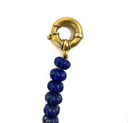 null NECKLACE holding a succession of godronné pearls in lapis lazuli. Clasp in 18K...
