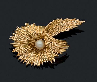 null A white cultured pearl (untested) in the center of a plant design. Mounted in...