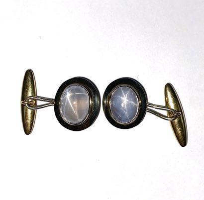 null PAIR OF HANDLEBARS holding a star sapphire. Mounted in 18K white gold. Gross...