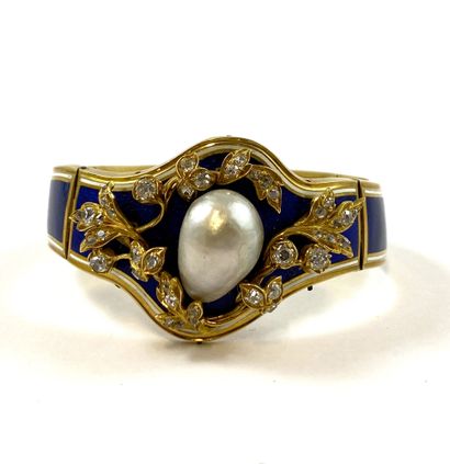 null BRACELET adorned with a white baroque pearl (untested) in a plant decoration...