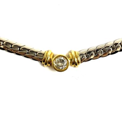 null NECKLACE adorned with a gourmette link holding in its center a brilliant cut...
