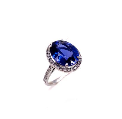 null RING holding an oval tanzanite of 5.54 carats in a setting of brilliant-cut...
