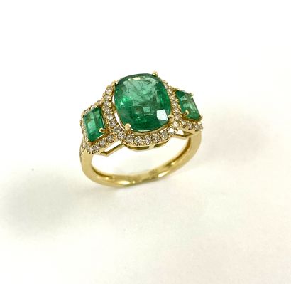 null TRILOGY RING holding an emerald of 2.40 carats and two rectangular emeralds...