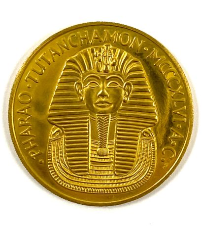 null "MÉDAILLE en or jaune, présentant sur l'avers le profil de la reine Néfertiti...