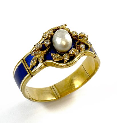 null BRACELET adorned with a white baroque pearl (untested) in a plant decoration...