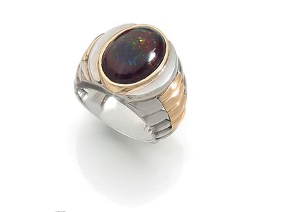 null RING adorned with a black opal cabochon of 10 carats. 18K yellow gold and silver...