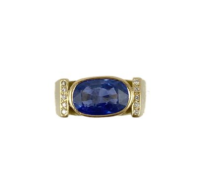 null 
RING 

Holding a 7 carat oval sapphire with two lines of brilliant cut diamonds....