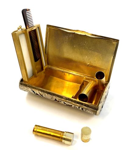 null 1940's BEAUTY BOX It is rectangular and curved in silver and silver plate, entirely...