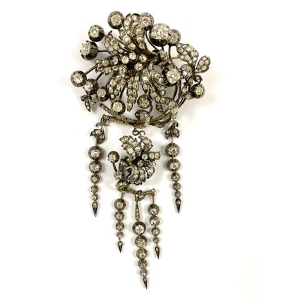 null 
19th CENTURY

IMPORTANT BROOCH

holding a flower entirely paved with old and...