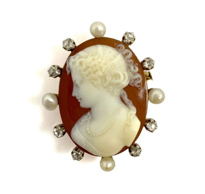A cameo on agate with a drawing of a woman's...