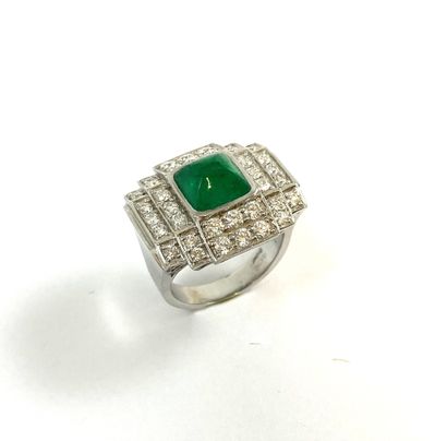 null RING composed of a sugarloaf emerald of about 3 carats in a brilliant-cut diamond...