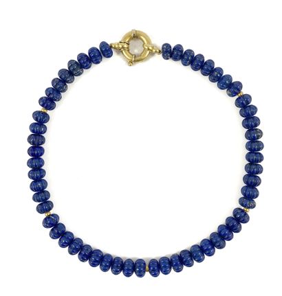 null NECKLACE holding a succession of godronné pearls in lapis lazuli. Clasp in 18K...