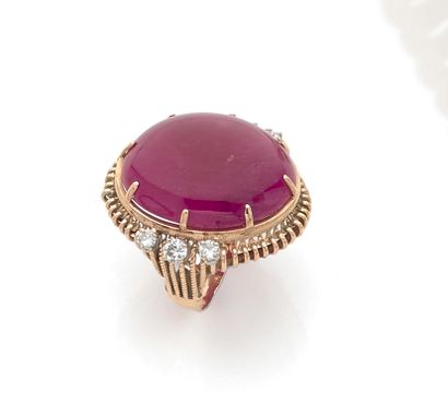 null IMPORTANT RING holding a ruby cabochon of about 30 carats with six brilliant-cut...