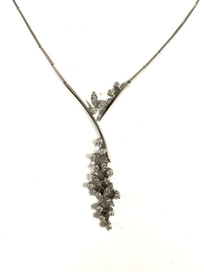 null NECKLACE composed of a plant decoration paved with brilliant-cut diamonds. Mounting...