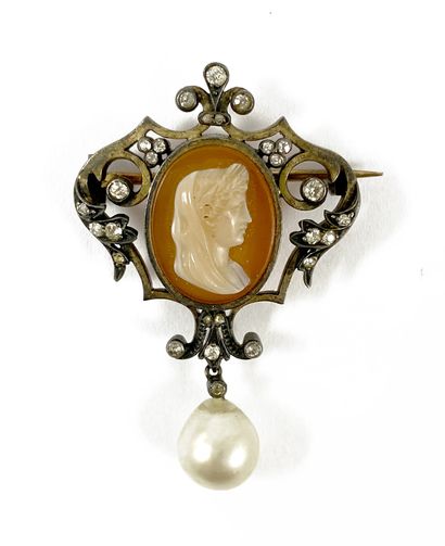 null BROCHE ornée d'un camée dans un entourage d'entrelacs parsemé de diamants taille...