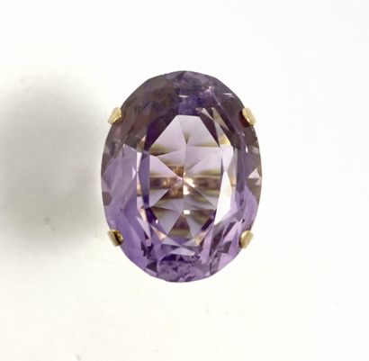 null RING holding an oval amethyst of 23 carats. Mounted in 18K yellow gold. TDD...