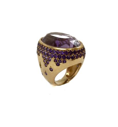 IMPORTANT RING holding an amethyst of approximately...