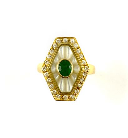 null RING holding a diamond shape composed of a tray with mother-of-pearl godronnée...