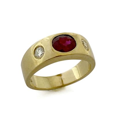 RING holding an oval ruby of about 0.60 carat,...