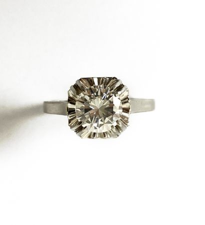 null SOLITARY RING holding a brilliant-cut diamond of 1.19 carat. Platinum and 18K...