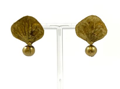 null 
CLAUDE LALANNE

PAIRE DE BOUCLES D'OREILLES

présentant une feuille martelée...