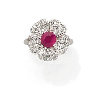 null RING decorated with a flower design, presenting a 1.29 carat ruby, paved with...