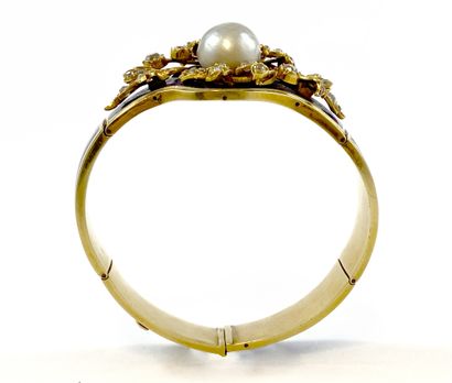 null BRACELET adorned with a white baroque pearl (untested) in a plant decoration...