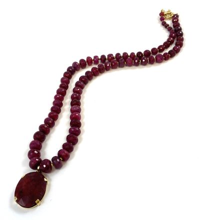  NECKLACE decorated with faceted ruby beads...