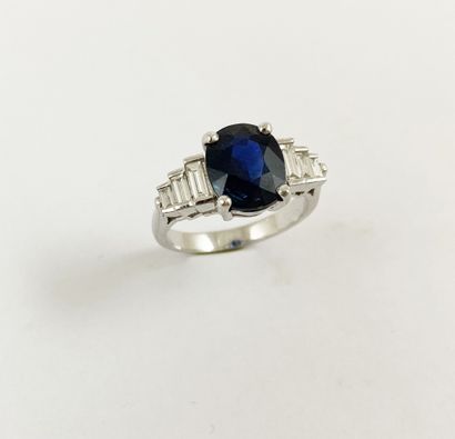 null RING holding an oval sapphire of 3.23 carat with six baguette diamonds. Mounted...