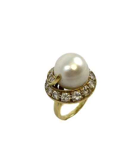 RING presenting a swirl holding a white pearl...