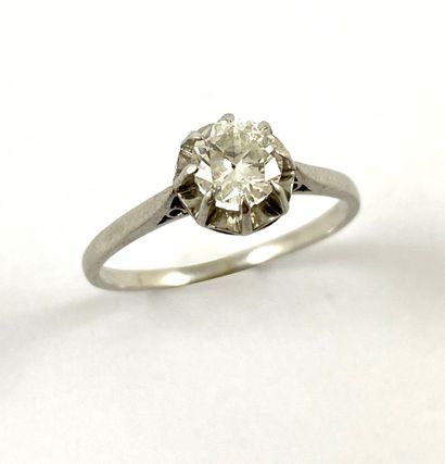 null SOLITARY RING holding an old cut diamond of 0.60 carat approximately. Platinum...