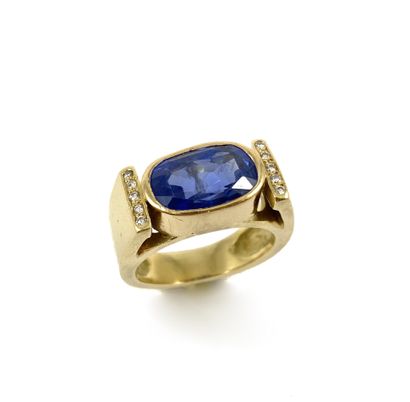 null 
RING 

Holding a 7 carat oval sapphire with two lines of brilliant cut diamonds....
