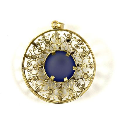 null PENDANT holding a chalcedony in cabochon in a decoration of interlacing. Mounted...