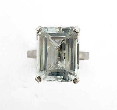 null RING holding a rectangular aquamarine of approximately 10 carats. Mounted in...