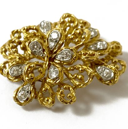 null VAN CLEEF & ARPELS BROCHE ornée d'un motif floral texturé parsemé de diamants...