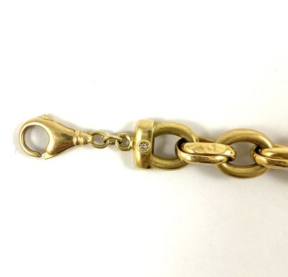 null BRACELET composed of oval link, a diamond on the clasp, all in 18K yellow gold....