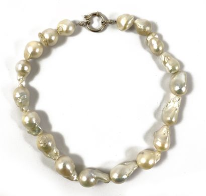 NECKLACE composed of 18 white baroque pearls...