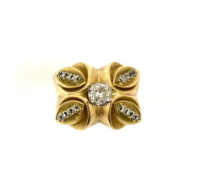 null 1940's RING adorned with a plant motif holding a brilliant-cut diamond of approximately...