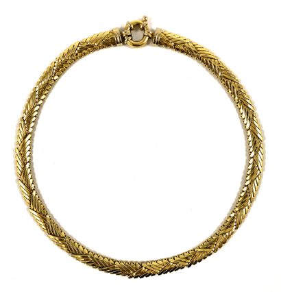 null NECKLACE composed of a chevron mesh. Circular clasp. Yellow gold and 18K white...